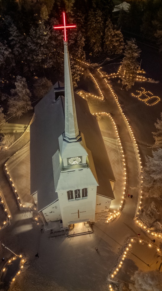 Jäälyhdyin valaistu Kuusamon kirkkotarha uudenvuodenaaton iltana