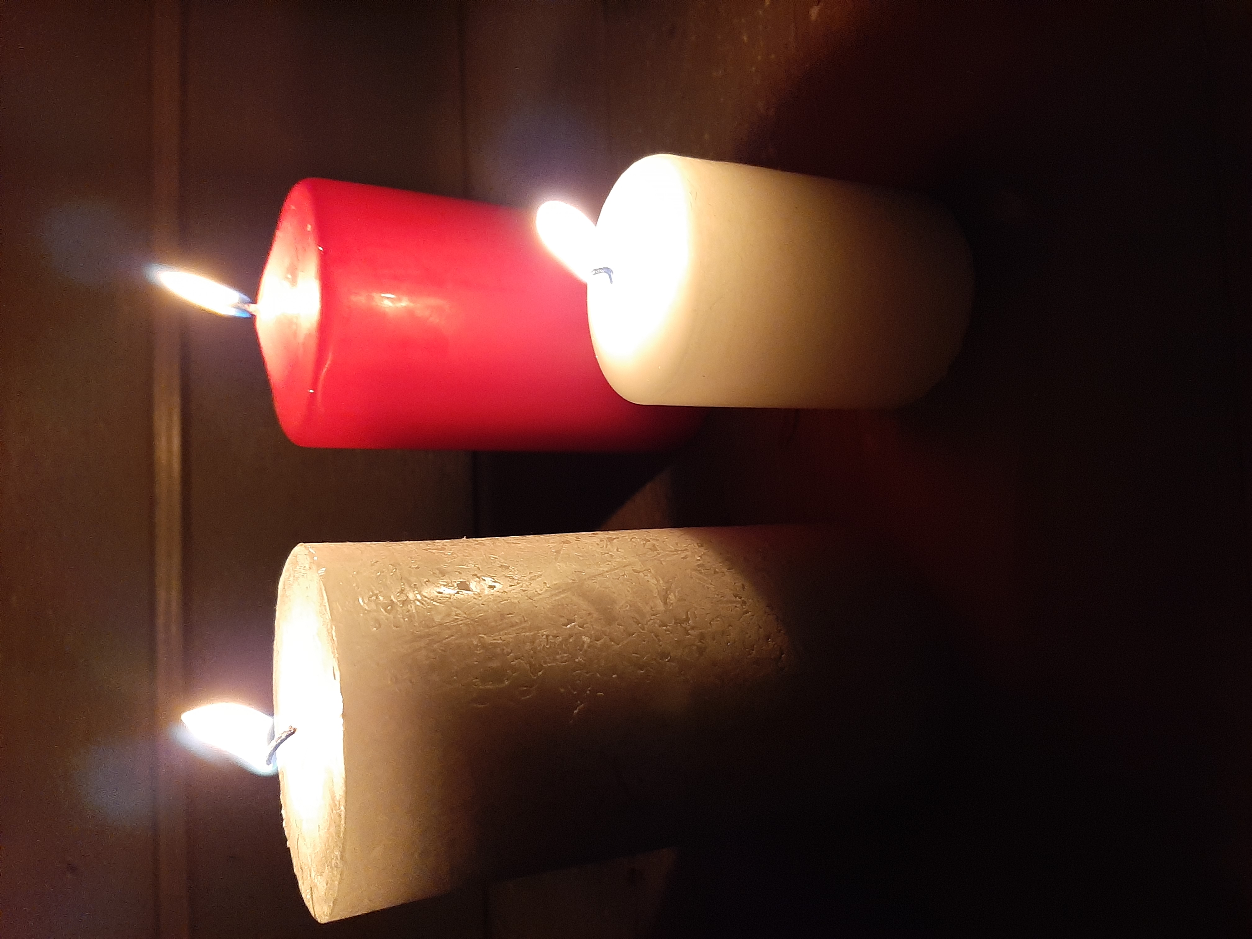 Taize-messu Kuvassa on kolme palavaa kynttilää.