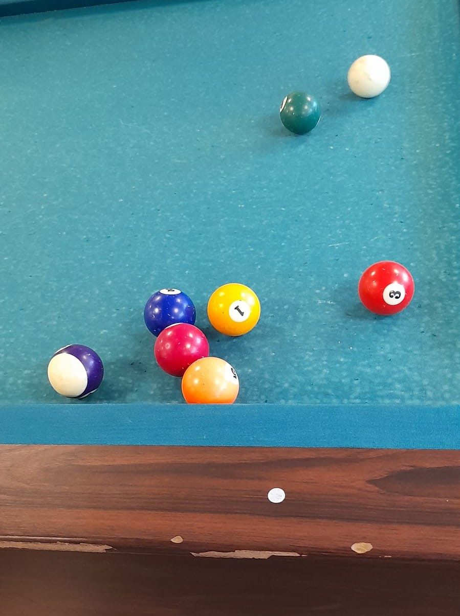 Biljardipöydällä värikkäät pallot