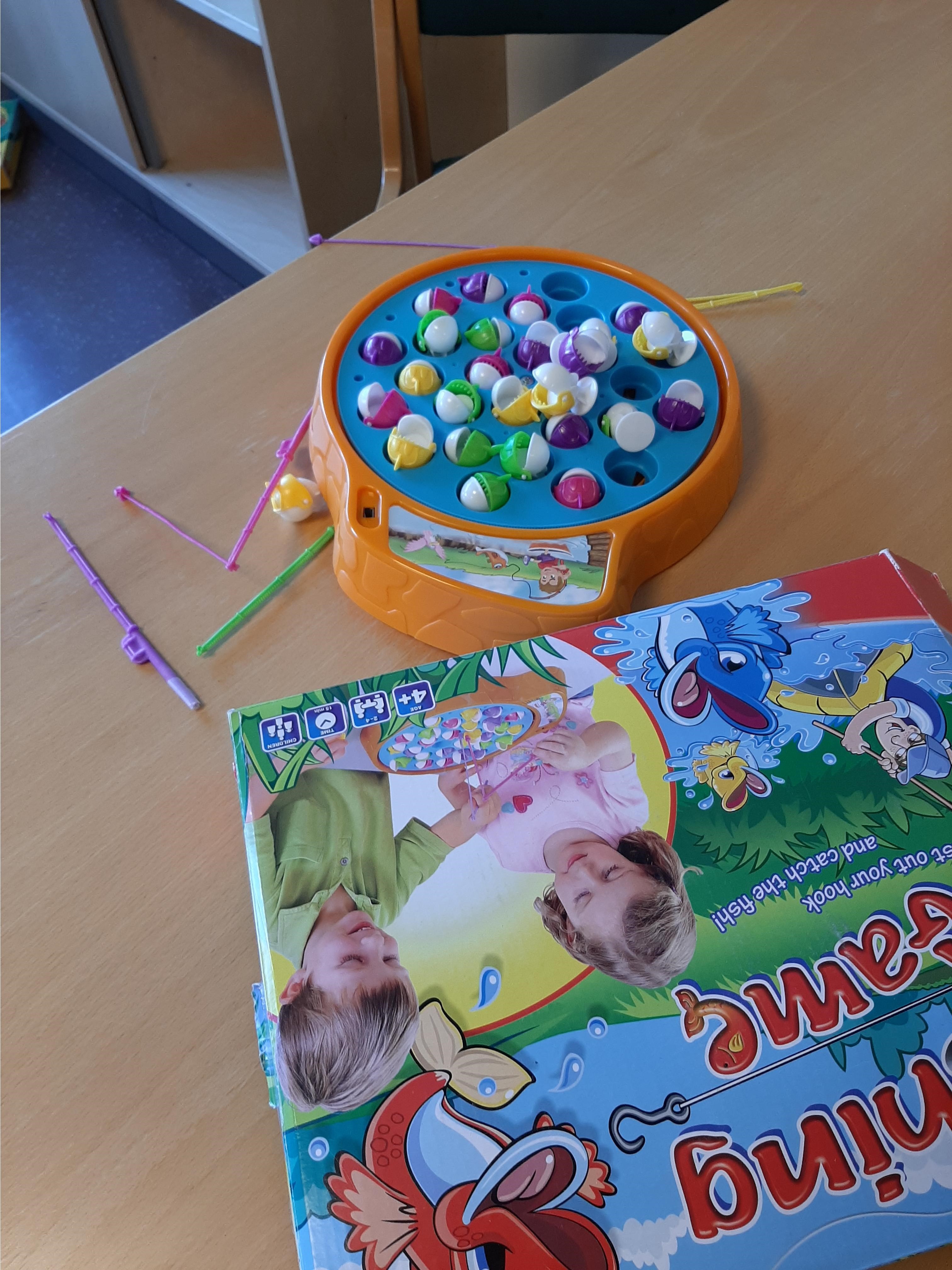 Koululaisten olohuone kalapeli
