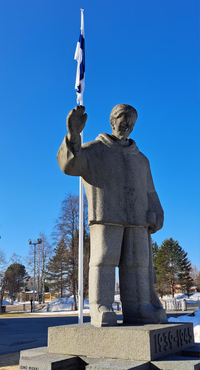 Messu, Kaatuneitten muistopäivä sankaripatsas