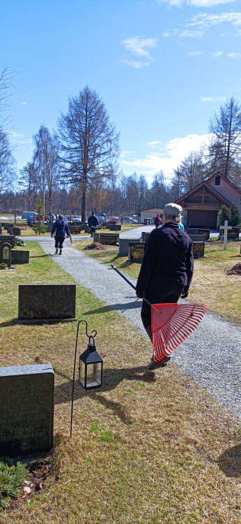 kuva vanhasta hautausmaasta talkoolaisia