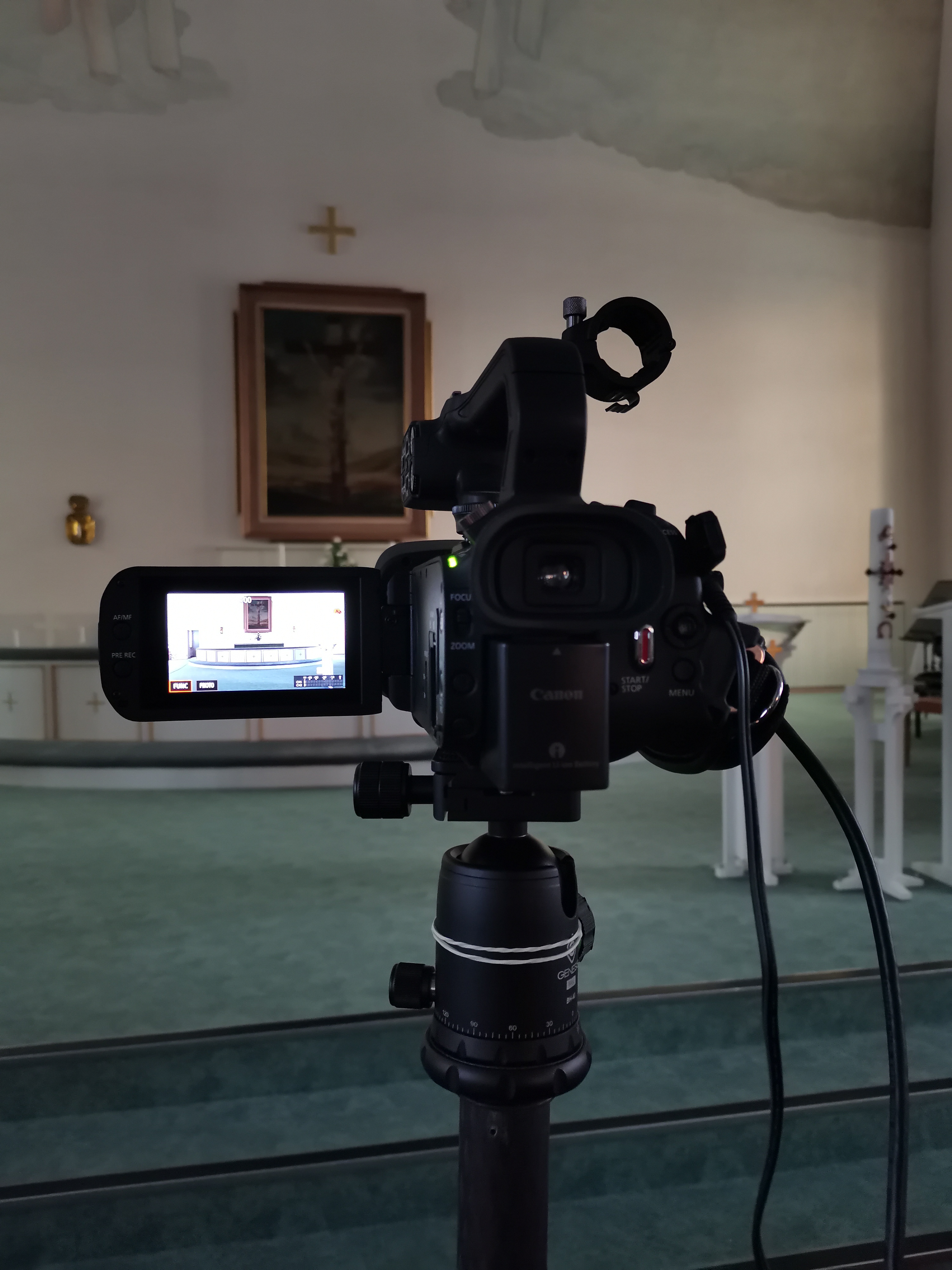 Videokamera kuvaamassa Pyhän Ristin kirkon alttaritaulua.