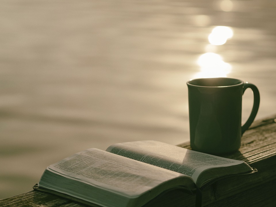 Järvimaisema, laituri, Raamattu, kahvikuppi.