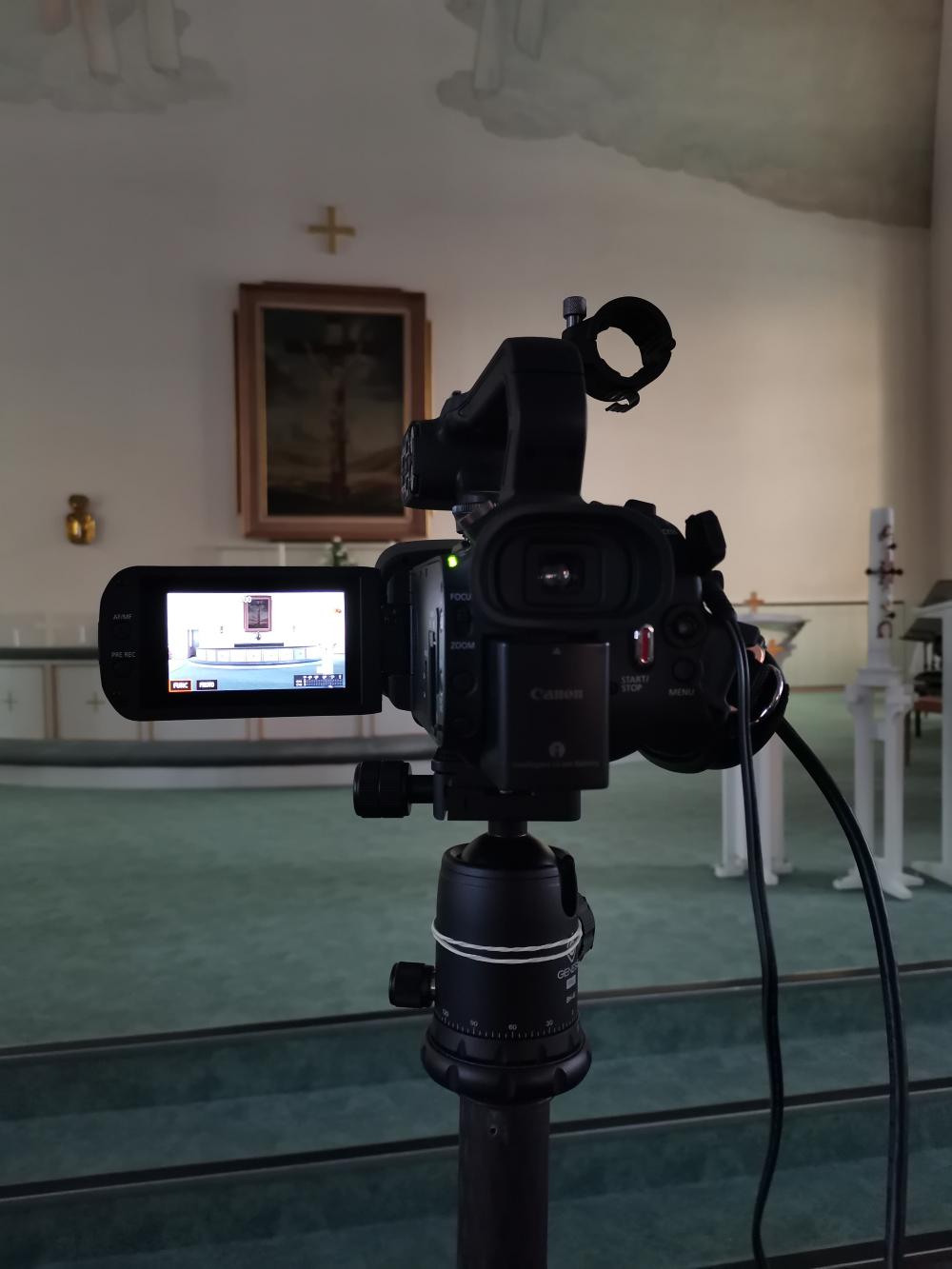 Kamera kuvaamassa Pyhän Ristin kirkon tilaisuutta